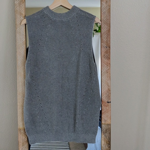 Uniqlo Grey Pull-Over Sweater Vest - Picture 3 of 4